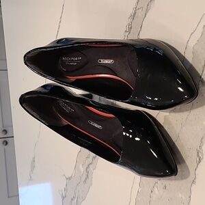 Rockport total motion black patten leather upper kitten heel.  US 7.5